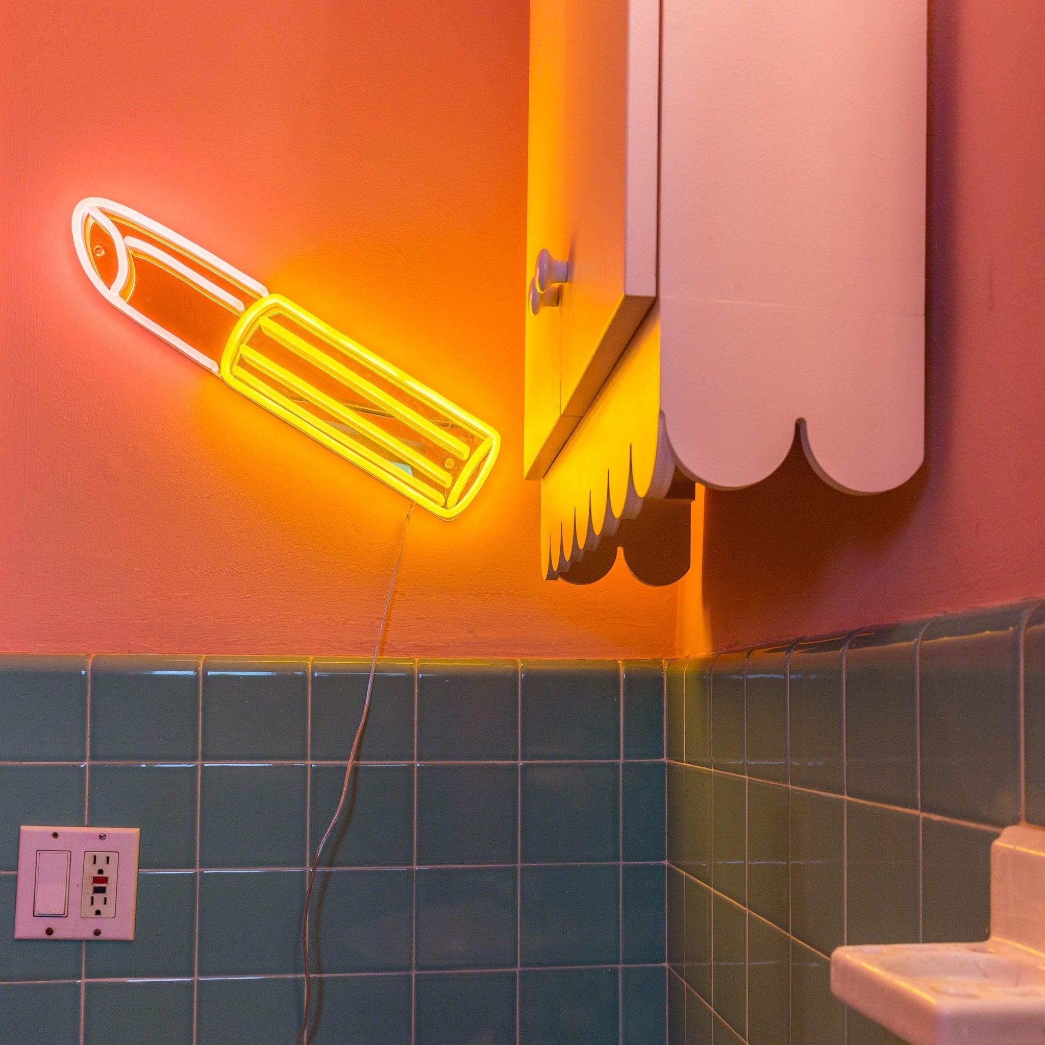 Golden Lipstick by Tom Wesselmann, Neon Tabela - Neonbir