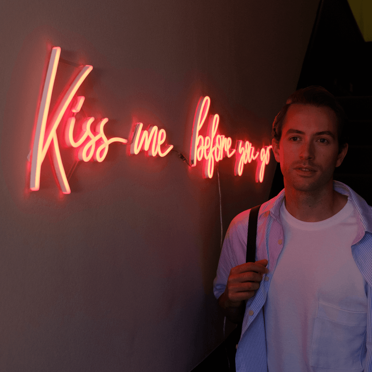 Kiss me before you go, Neon Tabela - Neonbir